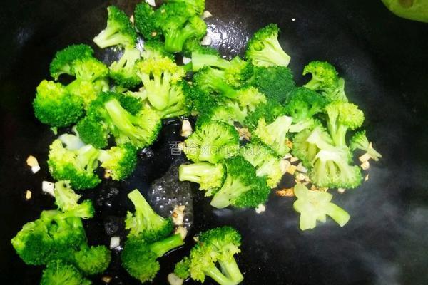 素炒西蓝花的做法图解7
