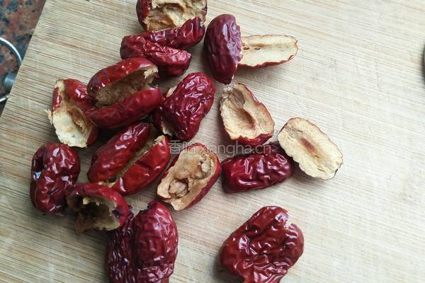 红糖姜枣膏的做法图解1