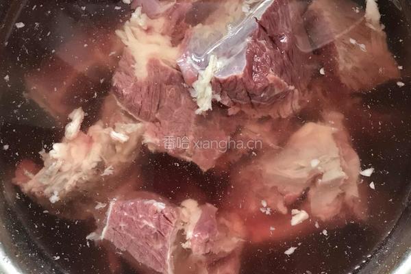 电饭锅酱牛肉 的做法图解1
