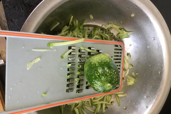 黄瓜馅水饺的做法图解2