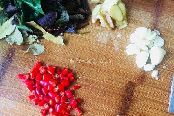麻辣五花肉炒龙虾的做法图解1