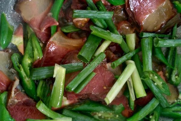 线椒炒腊肉的做法图解4