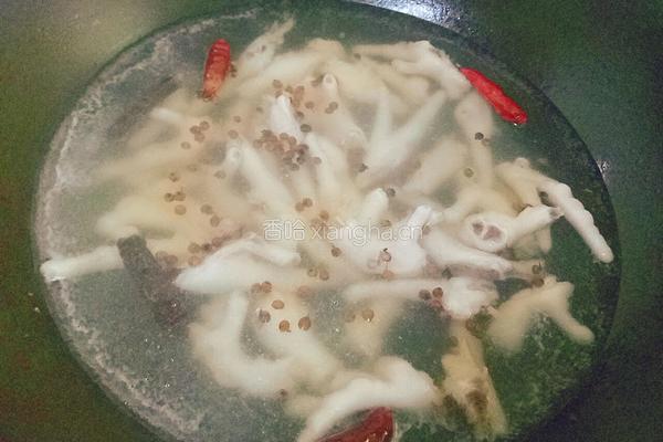 追剧必备( •ิ• ิ)泰式百香果柠檬爪的做法图解2
