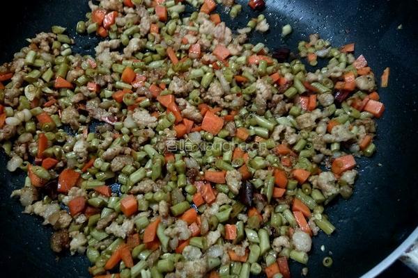 酸豆角炒肉末的做法图解5