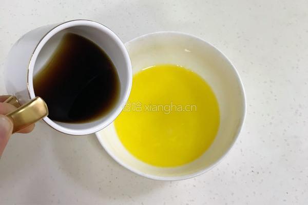 咖啡海绵蛋糕杯（分蛋法）的做法图解4