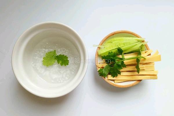 凉拌雪燕 辣辣果冻要尝吗的做法图解1