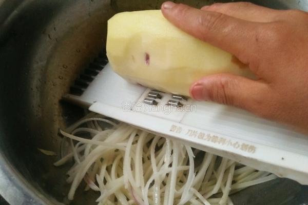 酸辣爽口土豆丝的做法图解2