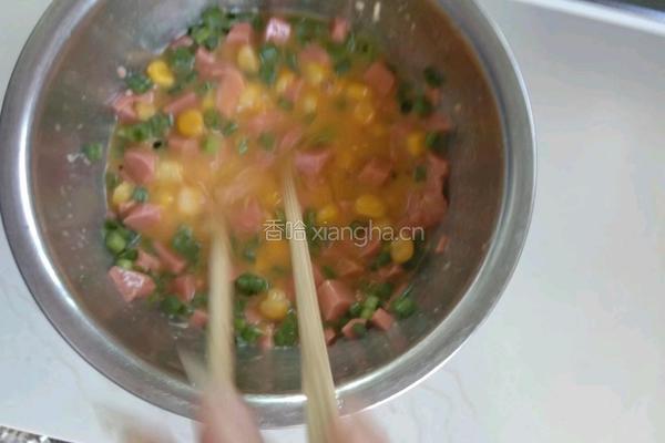 火腿肠玉米卷的做法图解2