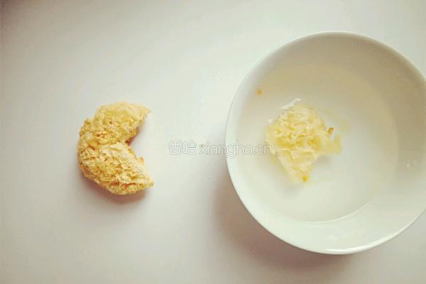人参银耳莲子羹 增强免疫力还清热 的做法图解2