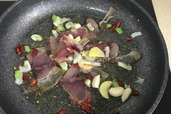干煸腊肉菜花 的做法图解7