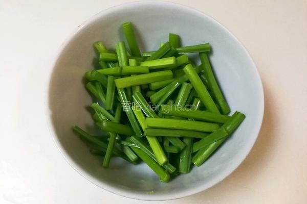 韭苔炒绿豆芽的做法图解2