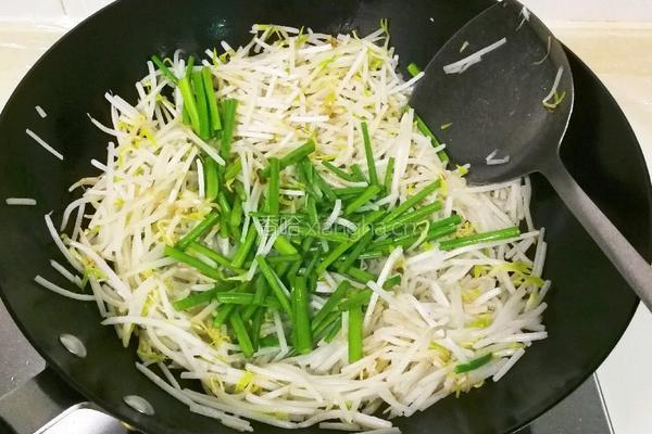 韭苔炒绿豆芽的做法图解4