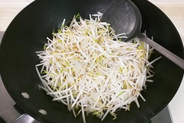 韭苔炒绿豆芽的做法图解3