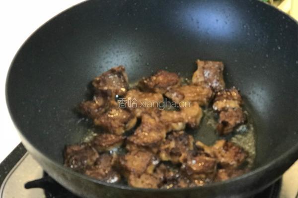烧汁蘑菇炒牛肉粒的做法图解4
