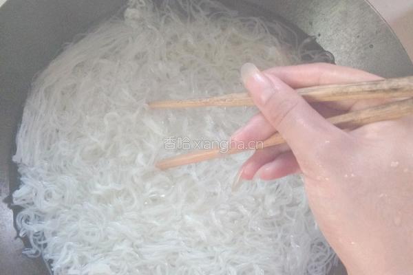 花生鸡丁焖粉丝的做法图解5