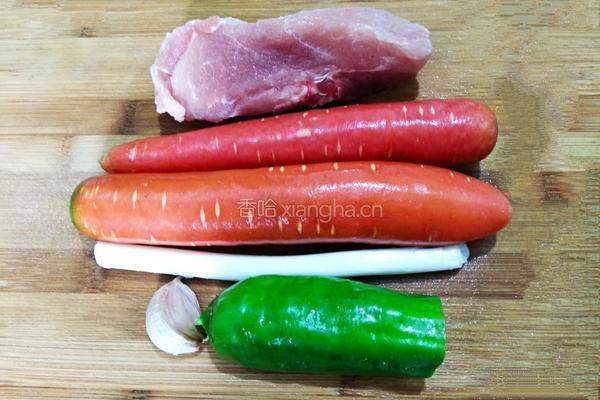 青椒胡萝卜炒肉丝的做法图解1