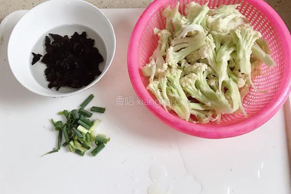 花菜炒黑木耳的做法图解1