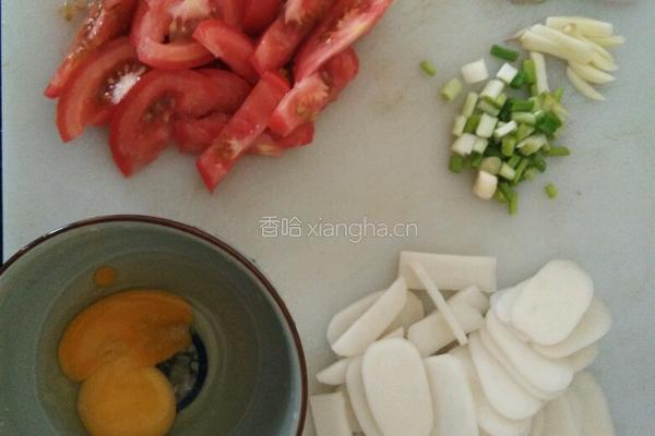 西红柿炒年糕的做法图解1