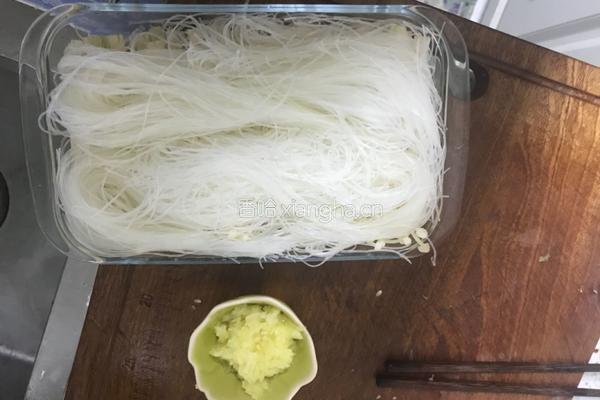 蒜茸酱蒸粉丝金针菇的做法图解2