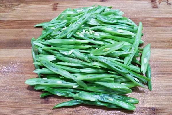 油渣炒四季豆的做法图解2