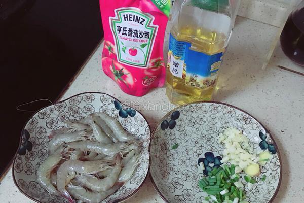 番茄蒜虾的做法图解1