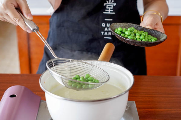 时蔬松茸炒饭的做法图解2