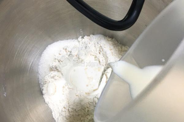 奶香牛角包的做法图解2