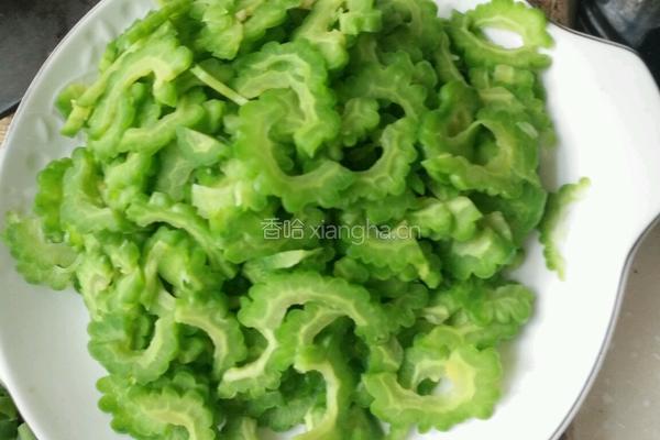 鸡蛋爆苦瓜的做法图解1