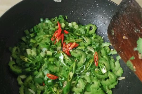 鸡蛋爆苦瓜的做法图解4