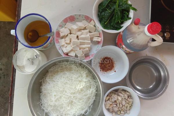 豆腐焖粉丝的做法图解1