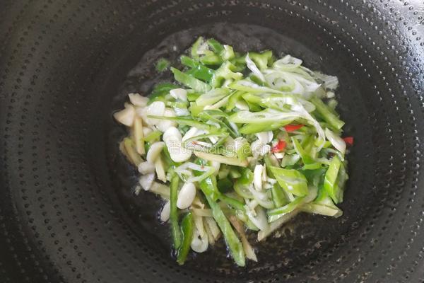 双椒炒茭白的做法图解6
