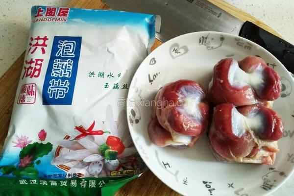 山椒泡藕带鸡胗的做法图解1