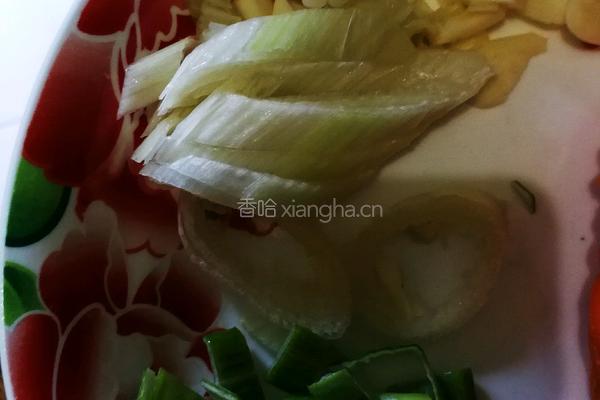 蘑菇蒸鸡腿的做法图解1