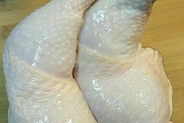 电饭煲焖鸡腿的做法图解1