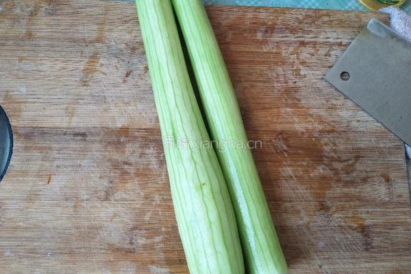 蒜蓉丝瓜的做法图解1