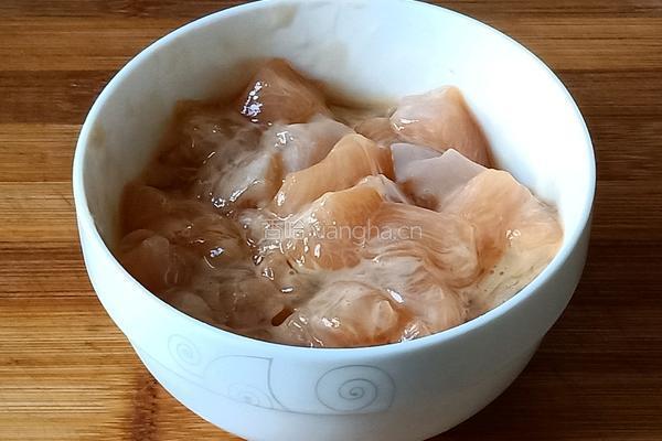彩椒炒鸡丁的做法图解1