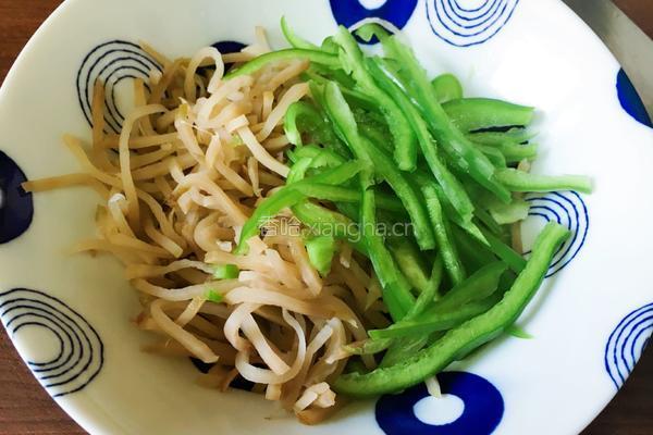 芥菜丝拌青椒丝的做法图解2