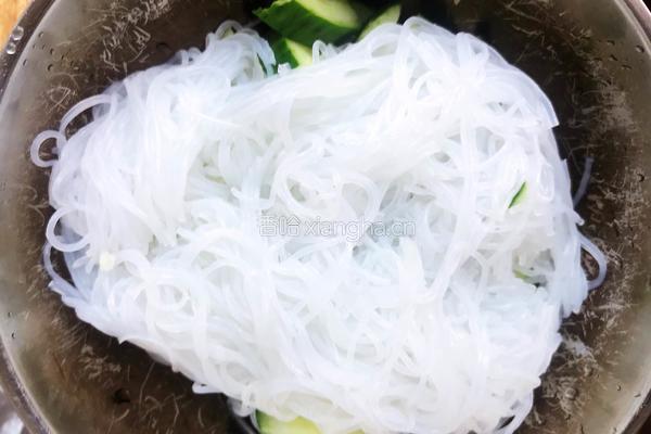 家常黄瓜拌粉丝的做法图解4