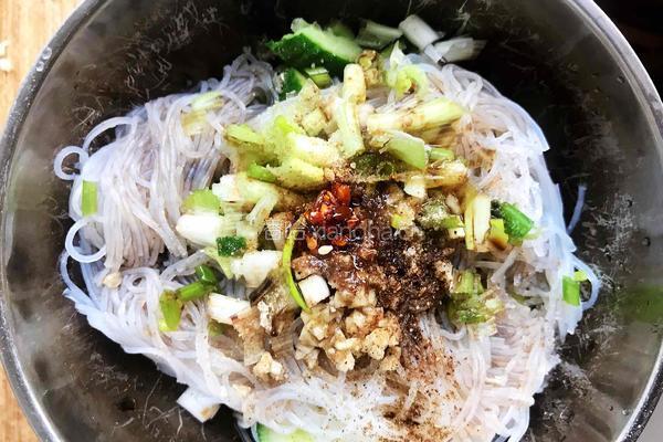 家常黄瓜拌粉丝的做法图解6