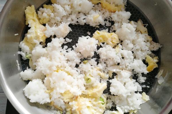 西兰花蛋炒饭的做法图解8