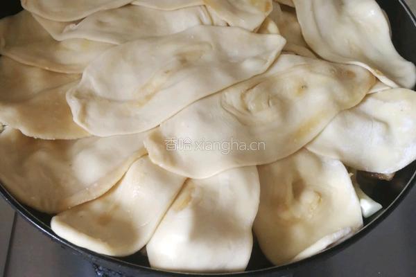地锅鸡上面的锅贴饼的做法图解8