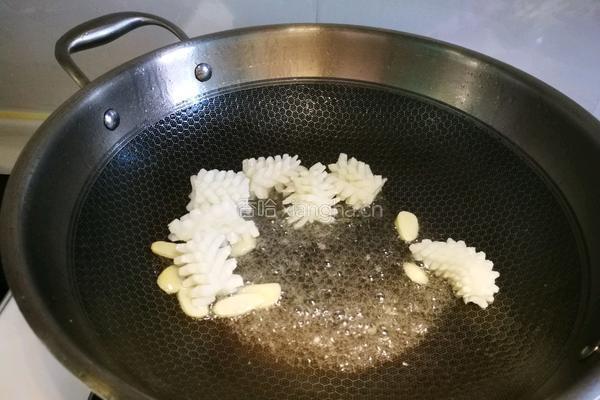 鱿鱼花炒芦笋的做法图解2