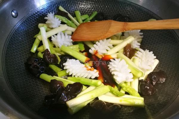鱿鱼花炒芦笋的做法图解3