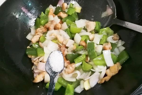 洋葱青椒鸡腿丁的做法图解11