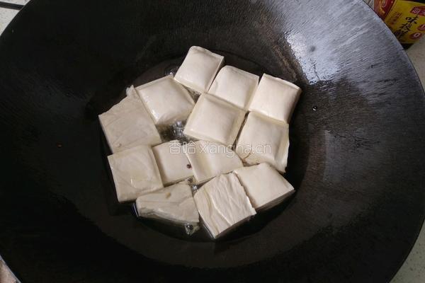 豆腐烧肥肠的做法图解2
