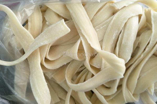 豆角鸡蛋捞面的做法图解1