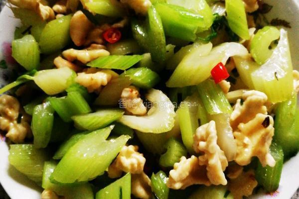 西芹炒核桃的做法图解5
