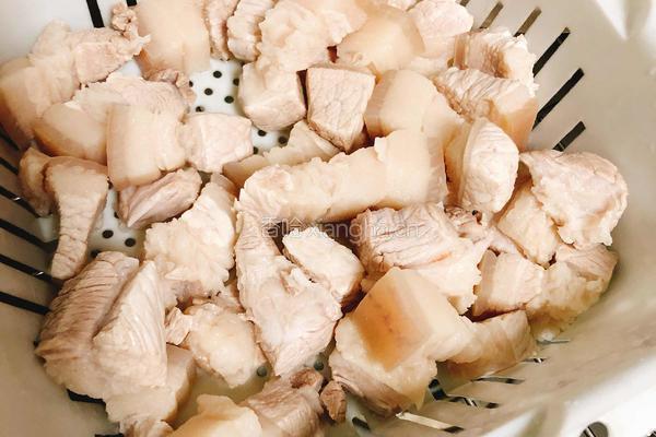 油豆腐红烧肉的做法图解1