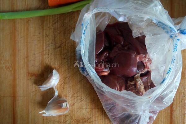 胡萝卜炒鸡肝的做法图解1