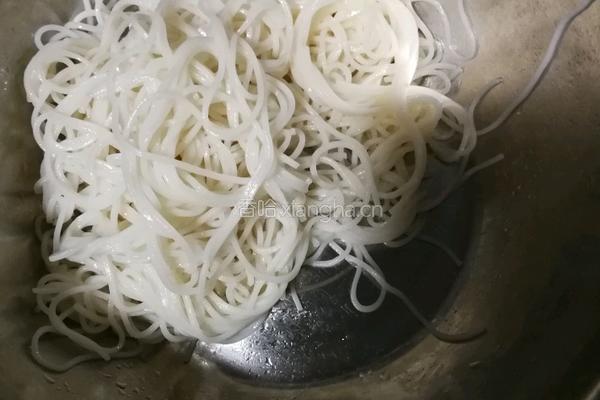 面线蛋饼的做法图解1